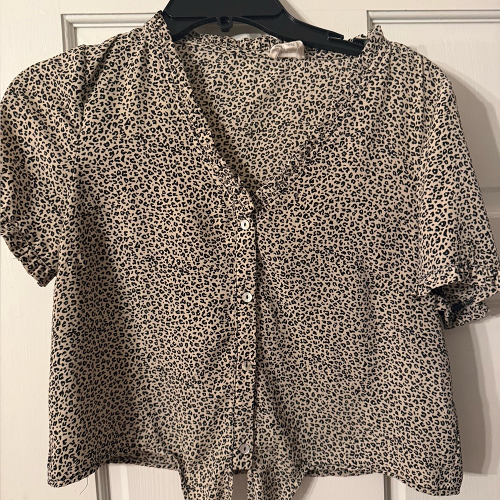 Le Lis Leopard Print Ruffle Blouse with tie front size medium - Picture 3 of 4